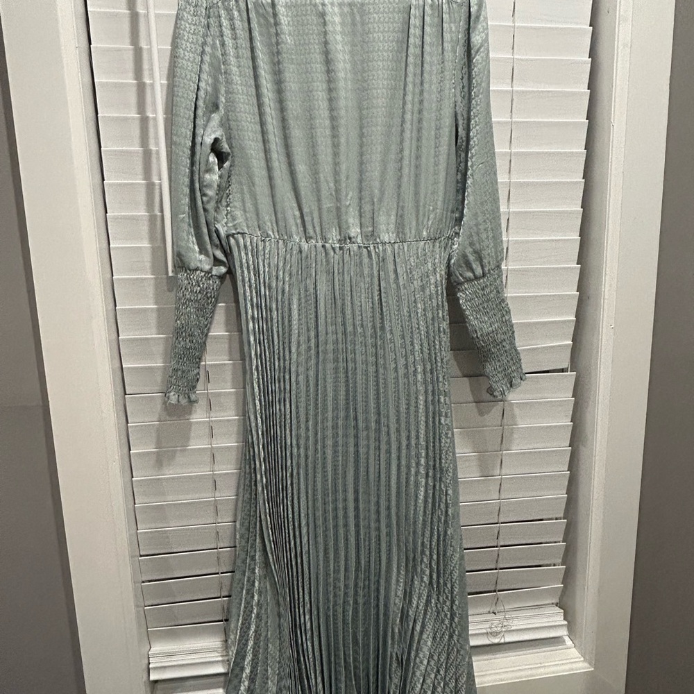Chic Long Sleeve Dress in Soft Green